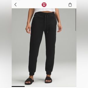 Lululemon Scuba High-Rise Jogger. Size 4. Black Lululemon Scuba Size 4.